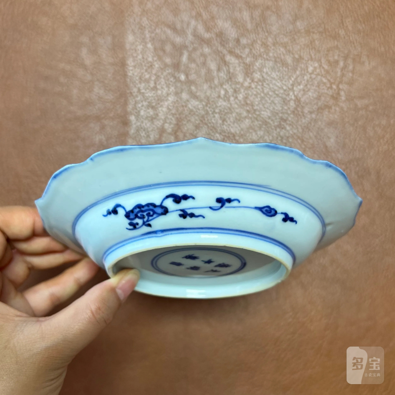 清雍正 仿宣窑青花花蝶纹葵口盘 - 图4